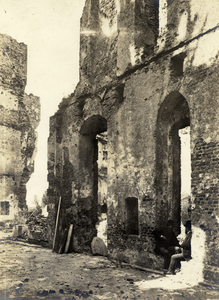 94570 Gezicht in de ruïne van kasteel De Haar te Haarzuilens (gemeente Vleuten); met rechts zittend de ...